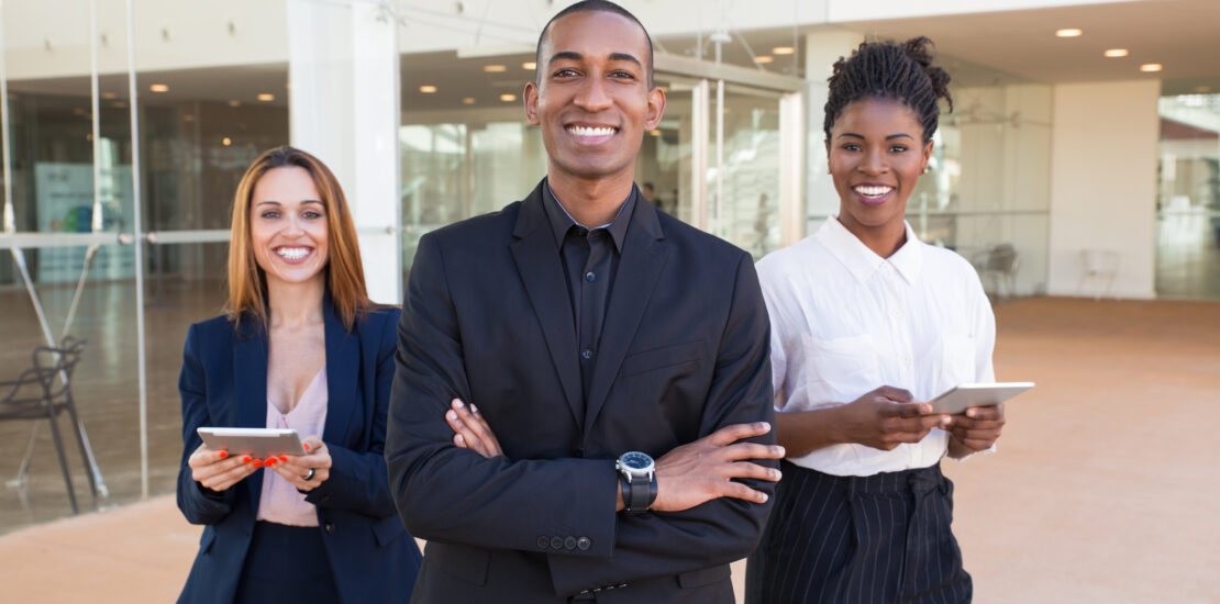 happy cheerful business people posing office hallway